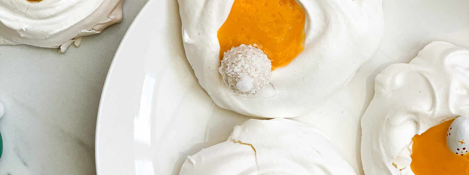 Mini beza Pavlova z mango i kokosem