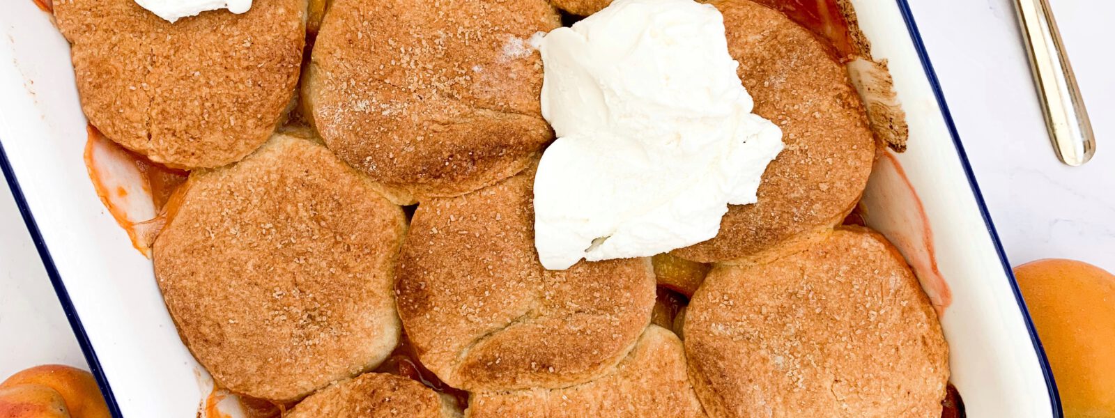 Cobbler z brzoskwiniami & morelami