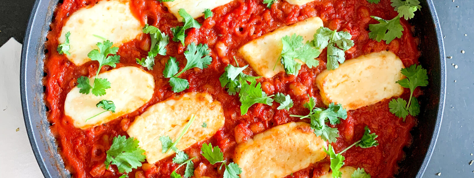 Halloumi zapiekany w pomidorach & patelnia WOLL