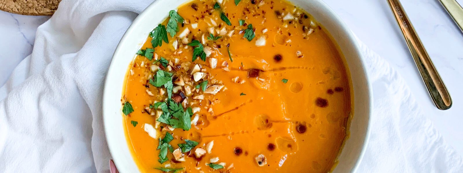 Krem z batatów z prażonymi migdałami