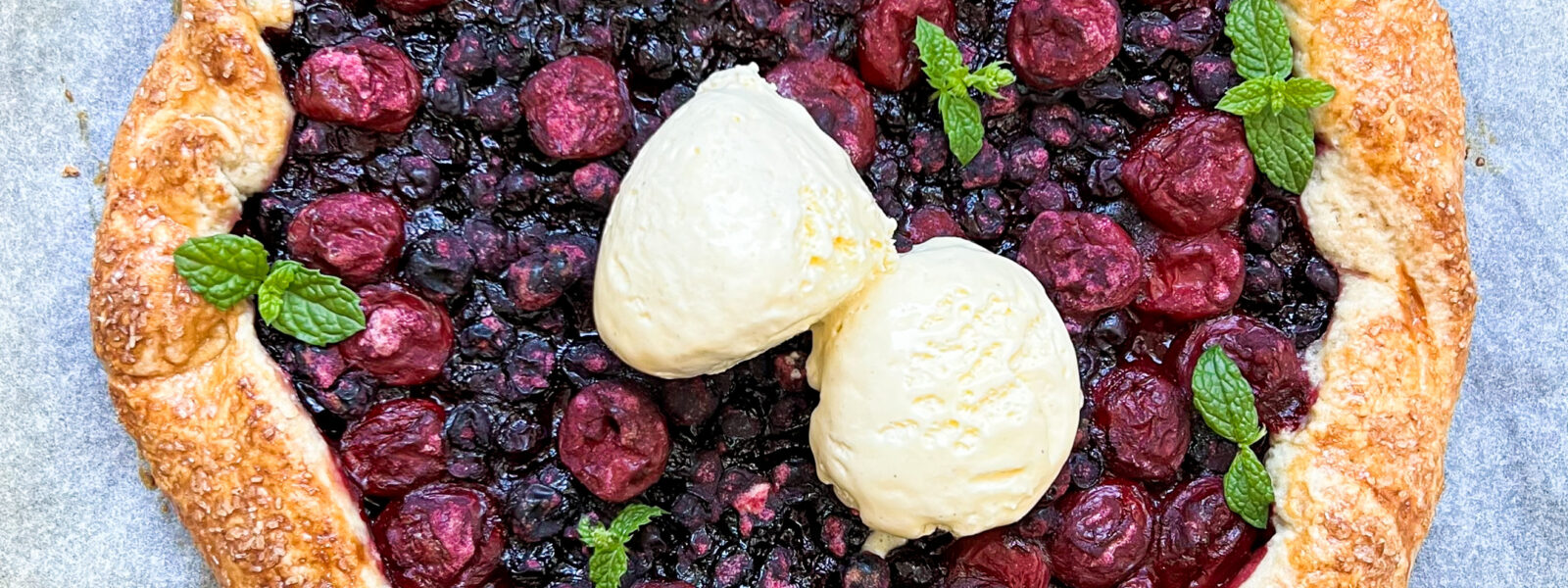 Tarta rustykalna z wiśniami i porzeczką