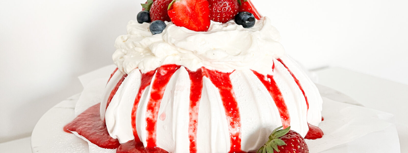 Beza Pavlova z musem truskawkowym i waniliowym kremem