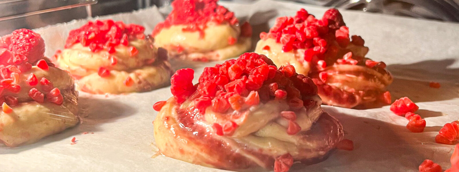 Bułeczki Kanelbullar z malinami