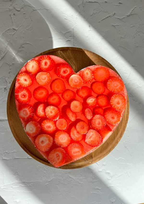Walentynkowy sernik migdałowy z truskawkami