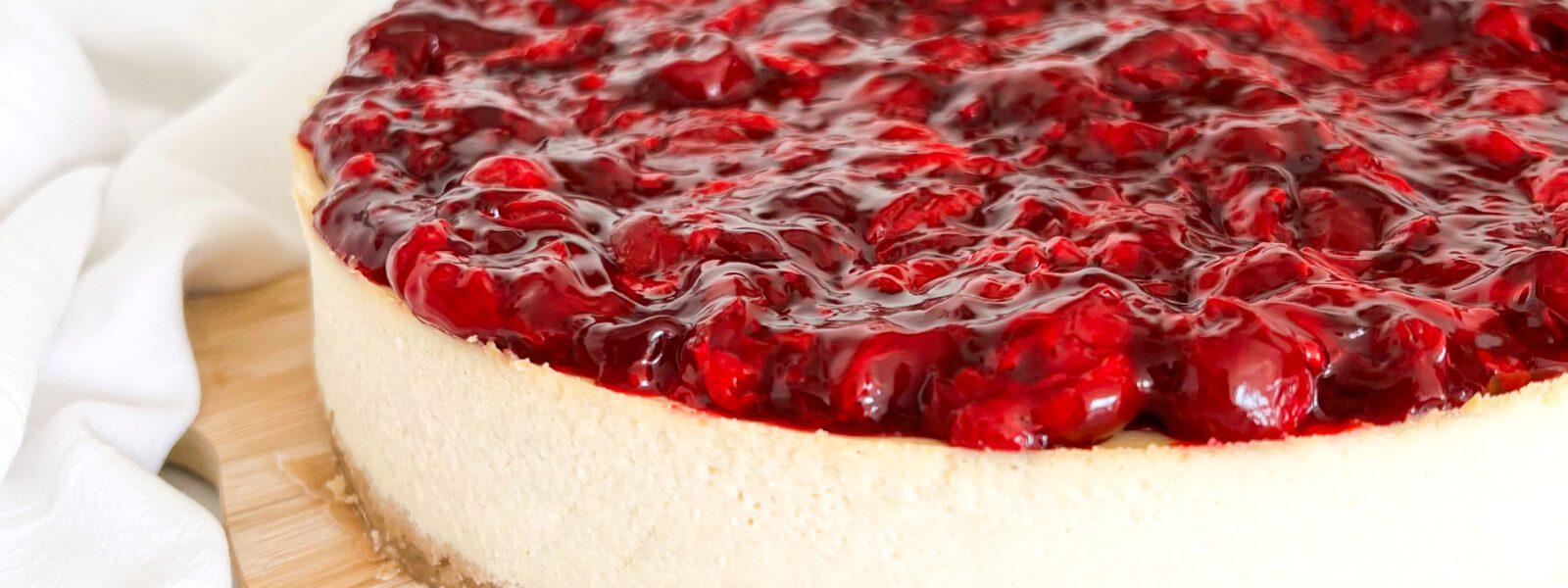 Sernik waniliowy z frużeliną wiśniową