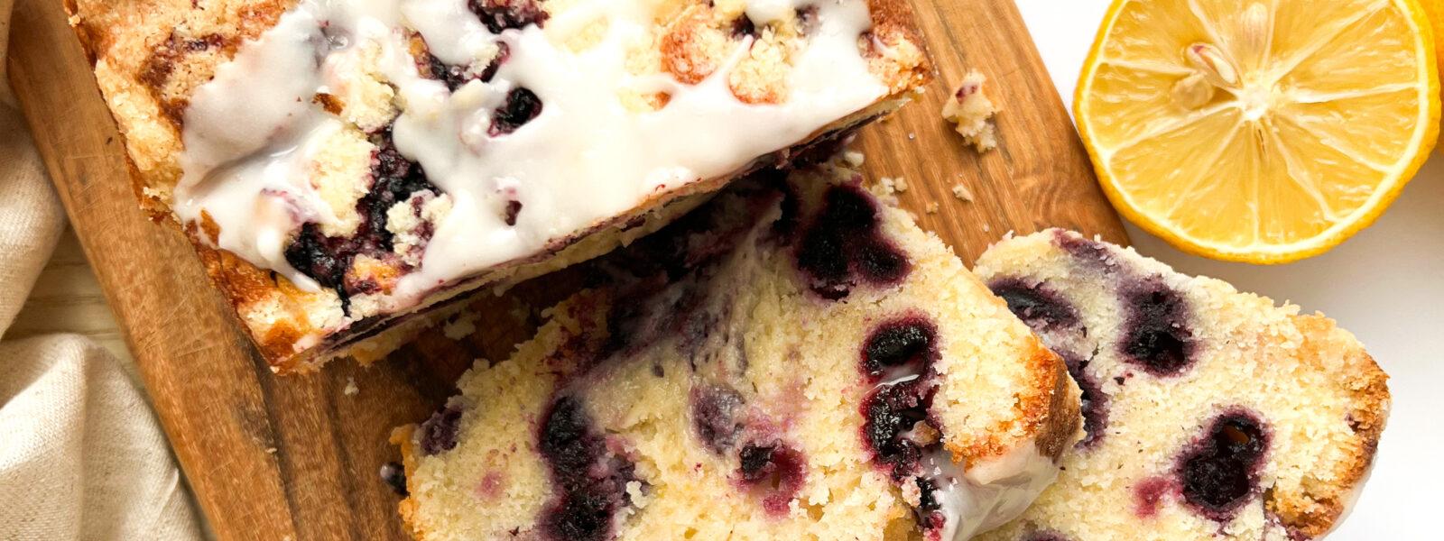 Babka cytrynowa z jagodami i kruszonką