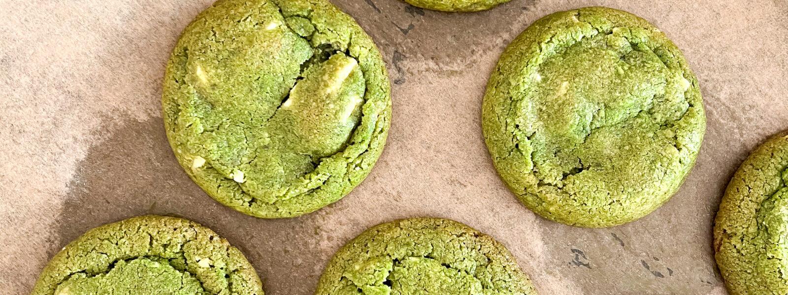 Ciastka z matchą i białą czekoladą